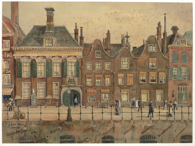31288 Gezicht op de voorgevel van het Muntmeestershuis (Oudegracht Weerdzijde 73) te Utrecht en de huizen ten zuiden ...